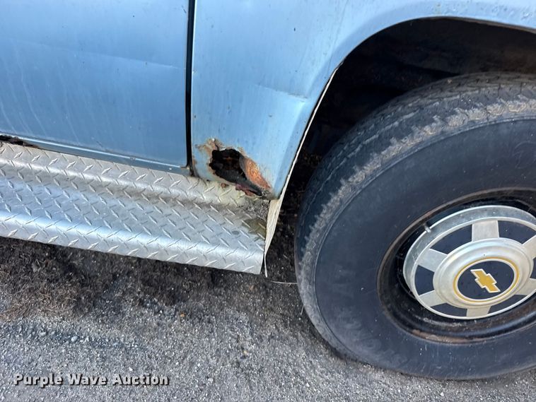 image for item FB0529 1990 Chevrolet Suburban SUV