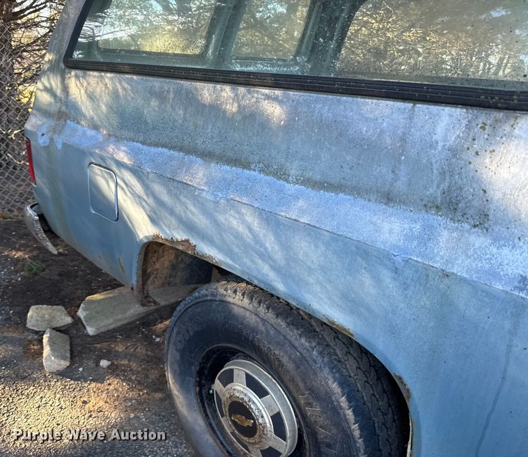 image for item FB0529 1990 Chevrolet Suburban SUV