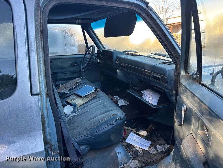 image for item FB0529 1990 Chevrolet Suburban SUV