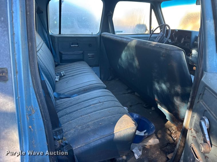 image for item FB0529 1990 Chevrolet Suburban SUV