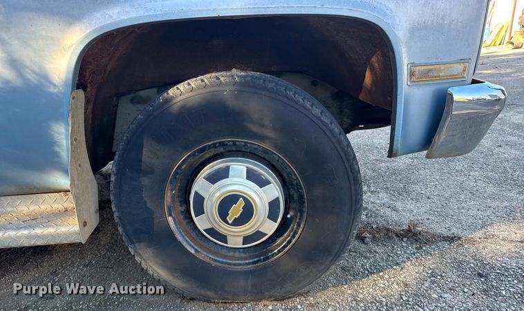 image for item FB0529 1990 Chevrolet Suburban SUV