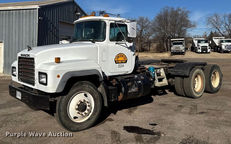 image for item FB0530 2001 Mack RD semi truck