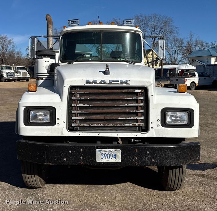 image for item FB0530 2001 Mack RD semi truck