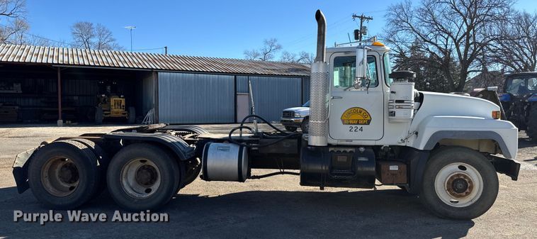 image for item FB0530 2001 Mack RD semi truck