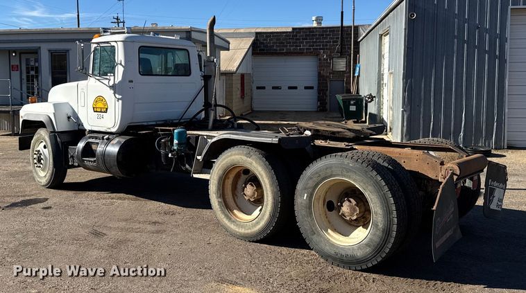 image for item FB0530 2001 Mack RD semi truck