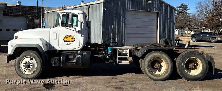 image for item FB0530 2001 Mack RD semi truck