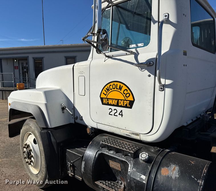 image for item FB0530 2001 Mack RD semi truck