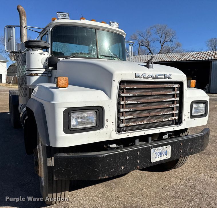 image for item FB0530 2001 Mack RD semi truck