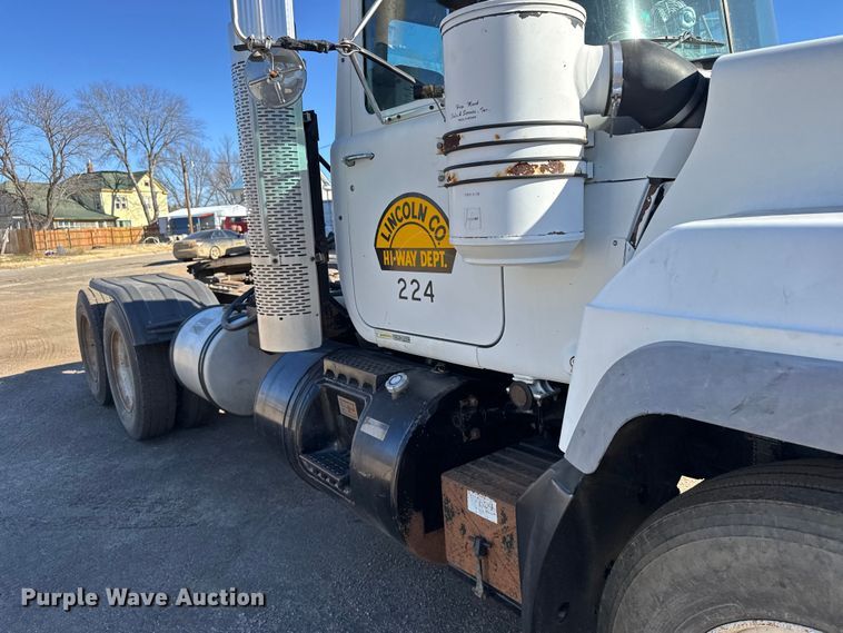 image for item FB0530 2001 Mack RD semi truck