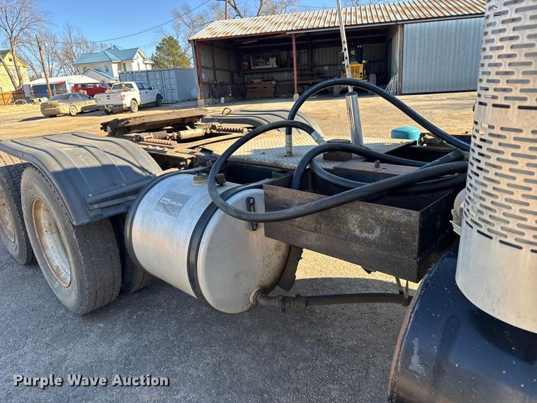 image for item FB0530 2001 Mack RD semi truck