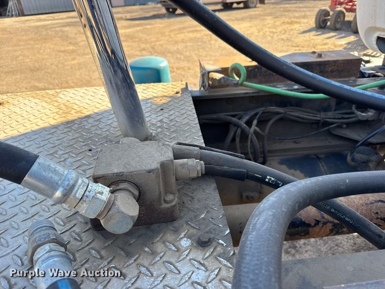 image for item FB0530 2001 Mack RD semi truck