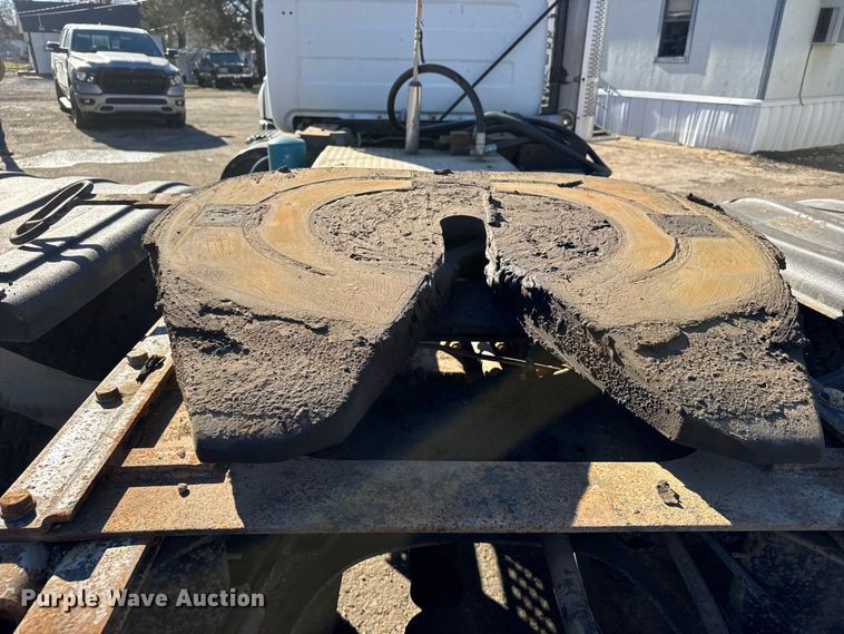 image for item FB0530 2001 Mack RD semi truck