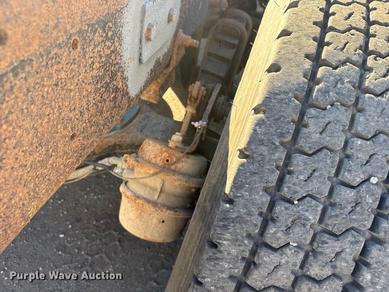 image for item FB0530 2001 Mack RD semi truck