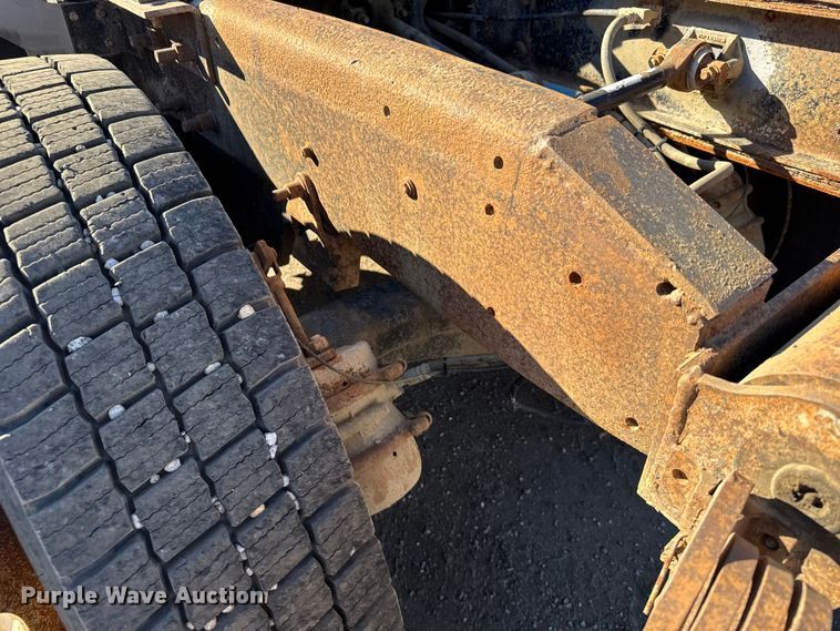 image for item FB0530 2001 Mack RD semi truck