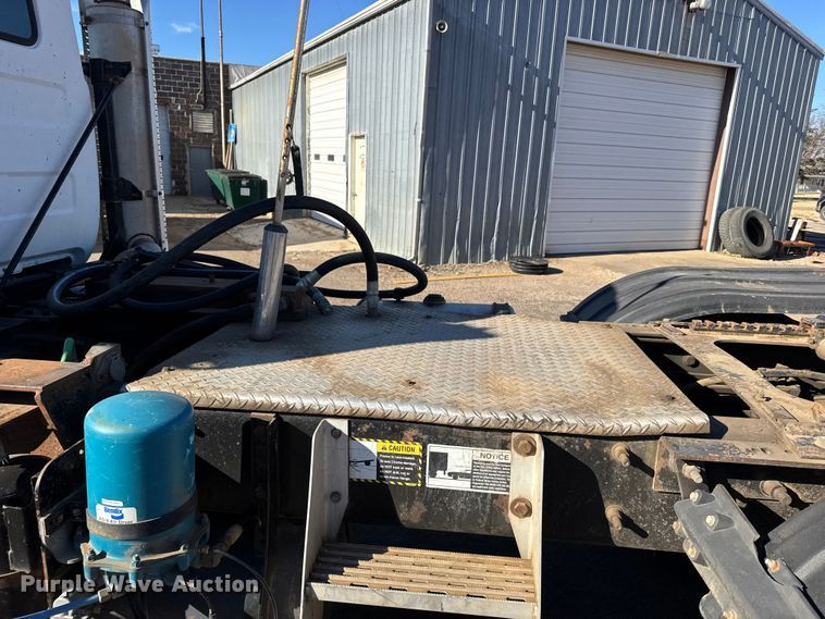 image for item FB0530 2001 Mack RD semi truck