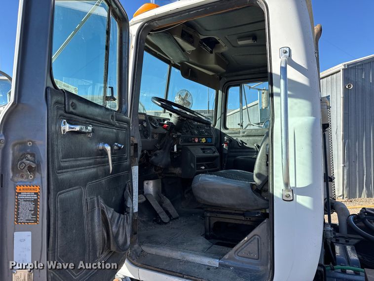 image for item FB0530 2001 Mack RD semi truck