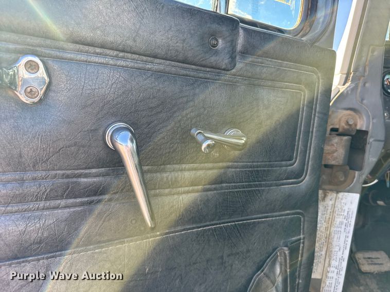 image for item FB0530 2001 Mack RD semi truck