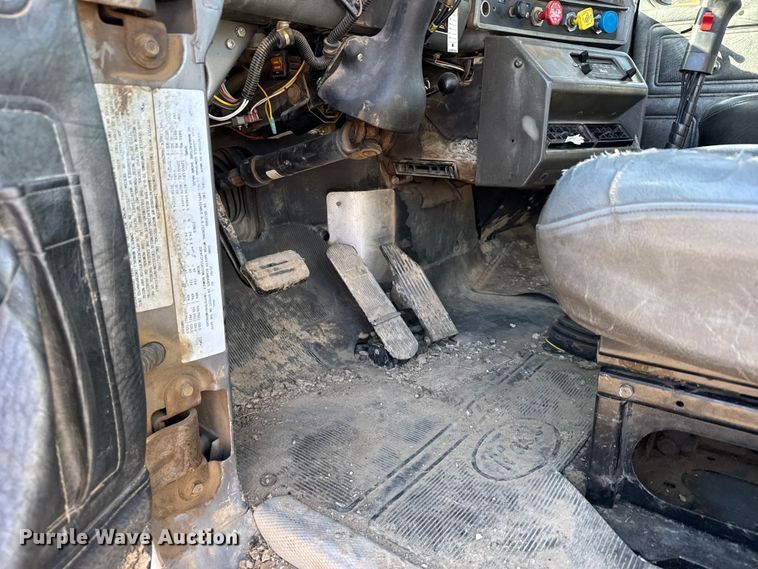 image for item FB0530 2001 Mack RD semi truck