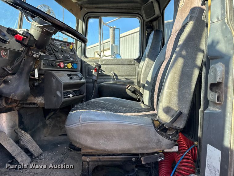 image for item FB0530 2001 Mack RD semi truck