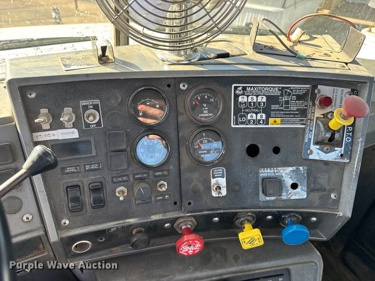 image for item FB0530 2001 Mack RD semi truck