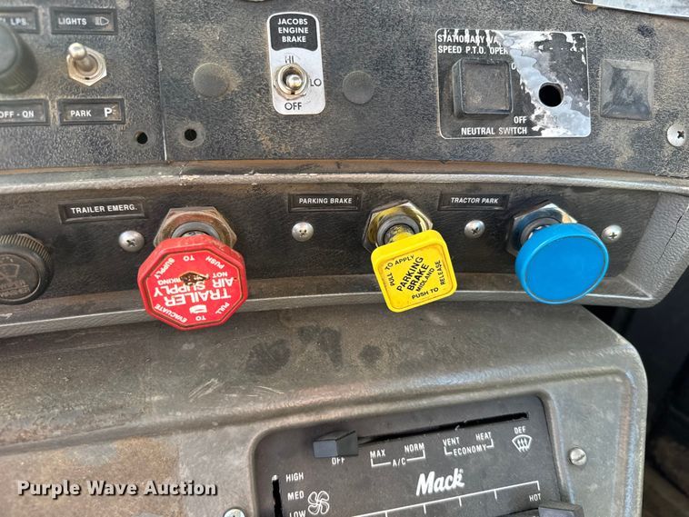 image for item FB0530 2001 Mack RD semi truck