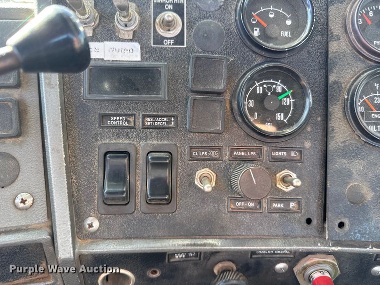 image for item FB0530 2001 Mack RD semi truck