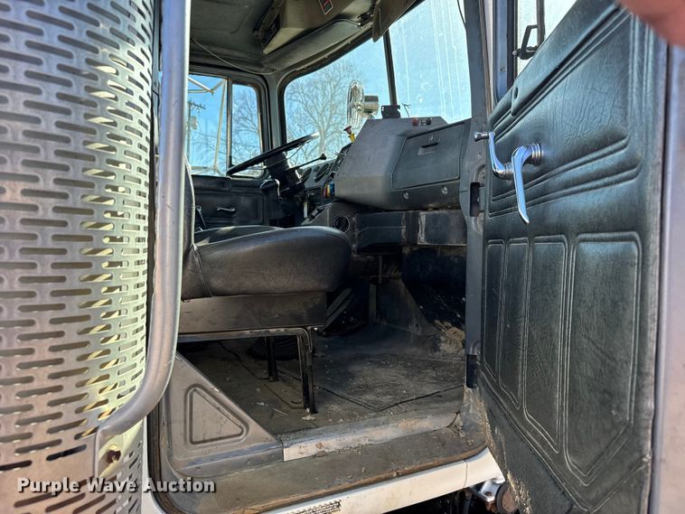 image for item FB0530 2001 Mack RD semi truck