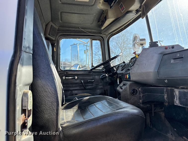 image for item FB0530 2001 Mack RD semi truck