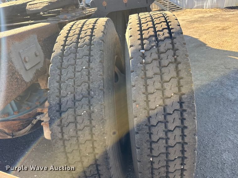 image for item FB0530 2001 Mack RD semi truck