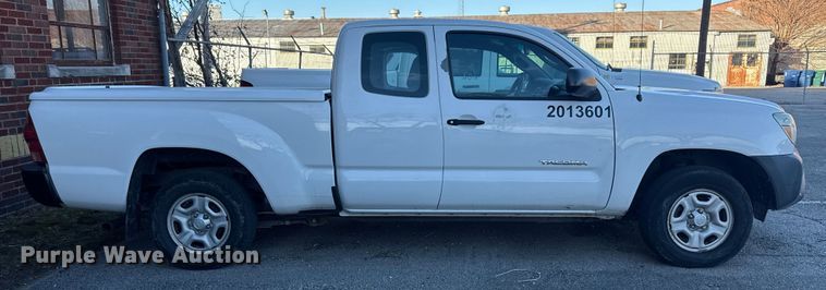 image for item FB8472 2013 Toyota Tacoma pickup truck