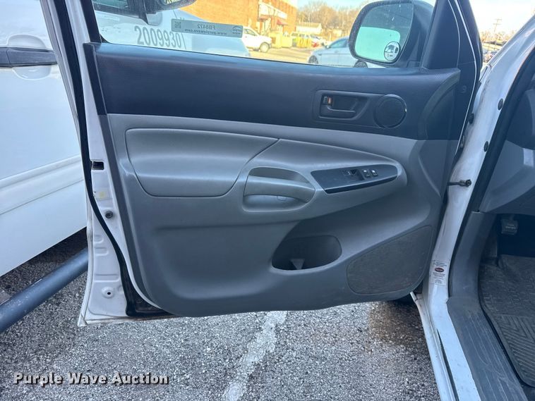 image for item FB8472 2013 Toyota Tacoma pickup truck