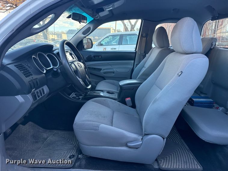 image for item FB8472 2013 Toyota Tacoma pickup truck