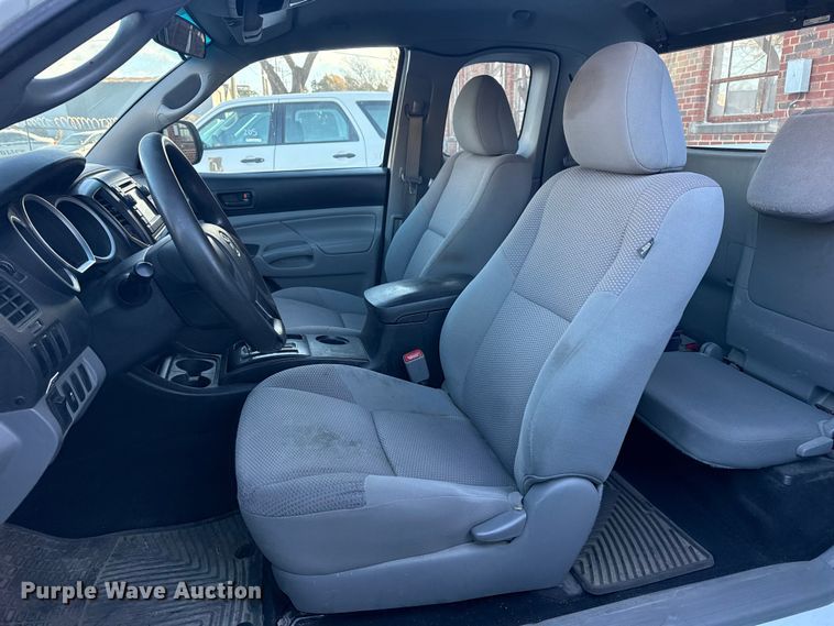 image for item FB8472 2013 Toyota Tacoma pickup truck