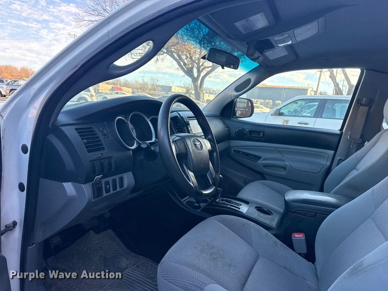 image for item FB8472 2013 Toyota Tacoma pickup truck