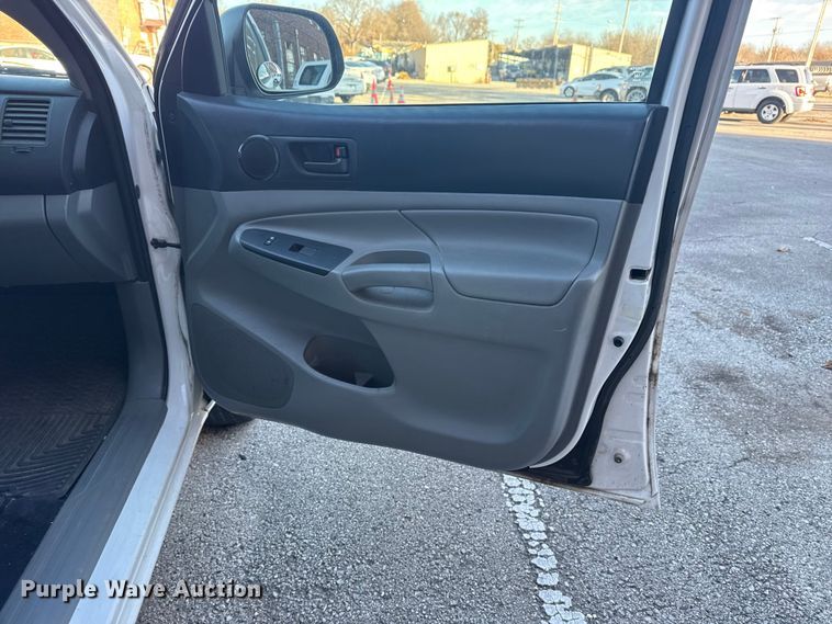 image for item FB8472 2013 Toyota Tacoma pickup truck