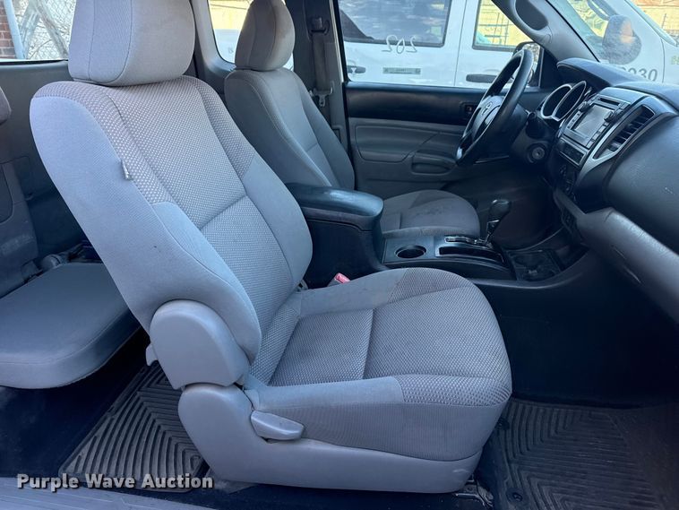 image for item FB8472 2013 Toyota Tacoma pickup truck