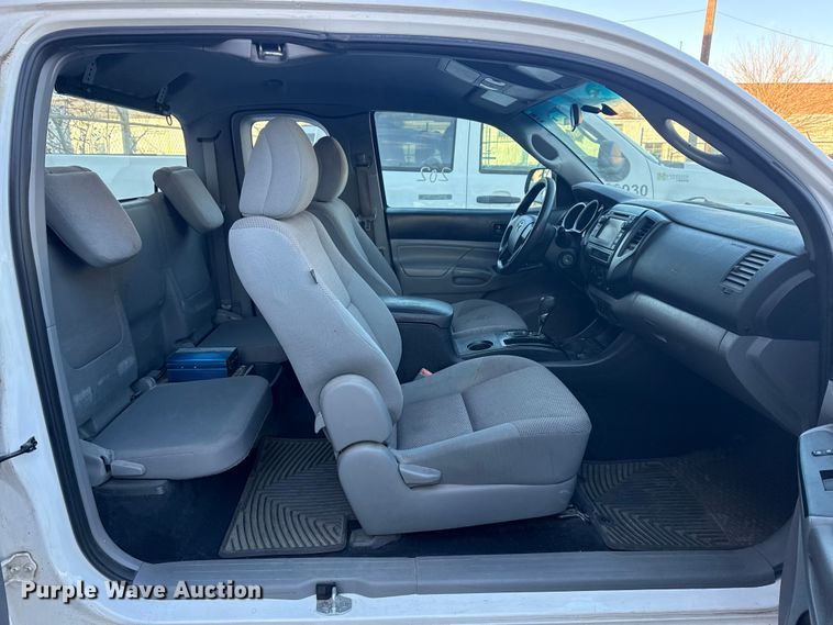 image for item FB8472 2013 Toyota Tacoma pickup truck