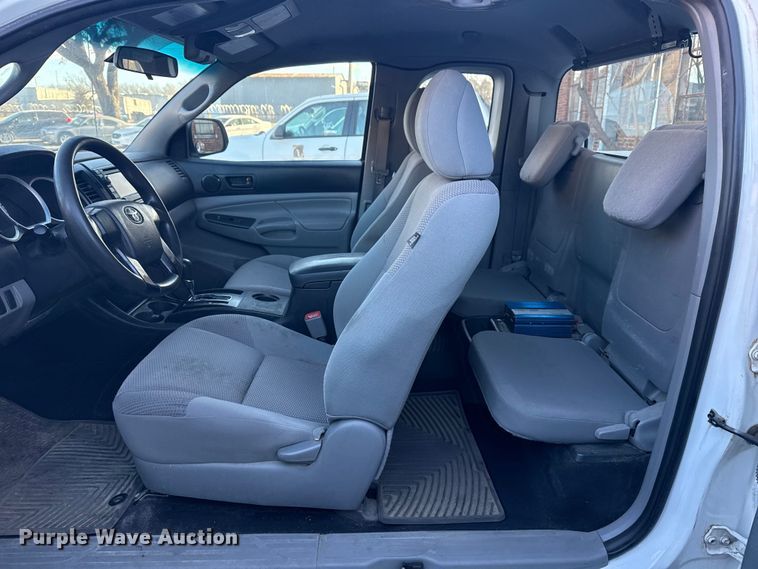 image for item FB8472 2013 Toyota Tacoma pickup truck