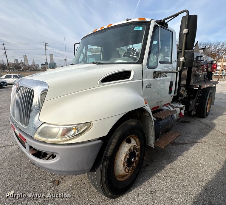 image for item FB8480 2002 International 4400 Pro patch Hot Box Truck for Asphalt