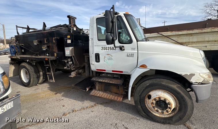 image for item FB8480 2002 International 4400 Pro patch Hot Box Truck for Asphalt