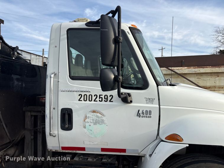 image for item FB8480 2002 International 4400 Pro patch Hot Box Truck for Asphalt