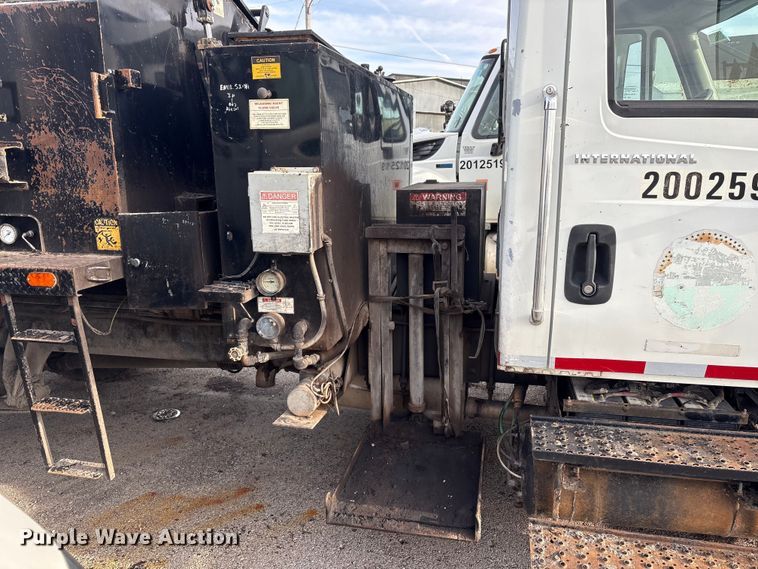 image for item FB8480 2002 International 4400 Pro patch Hot Box Truck for Asphalt