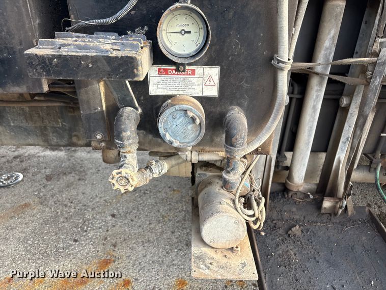 image for item FB8480 2002 International 4400 Pro patch Hot Box Truck for Asphalt