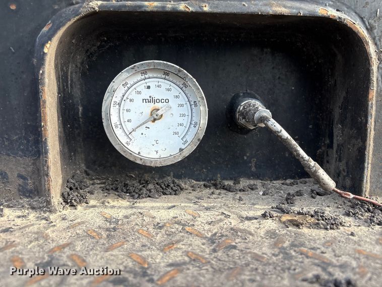 image for item FB8480 2002 International 4400 Pro patch Hot Box Truck for Asphalt