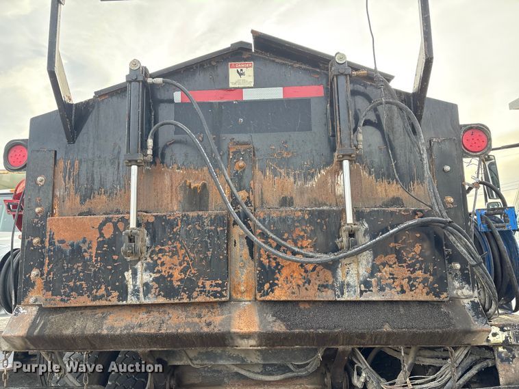 image for item FB8480 2002 International 4400 Pro patch Hot Box Truck for Asphalt