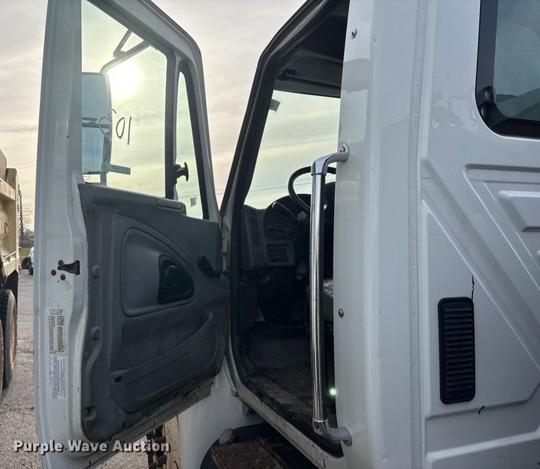 image for item FB8480 2002 International 4400 Pro patch Hot Box Truck for Asphalt