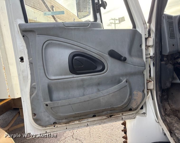 image for item FB8480 2002 International 4400 Pro patch Hot Box Truck for Asphalt