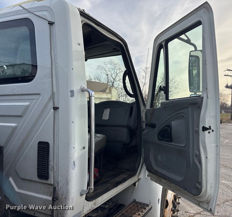 image for item FB8480 2002 International 4400 Pro patch Hot Box Truck for Asphalt