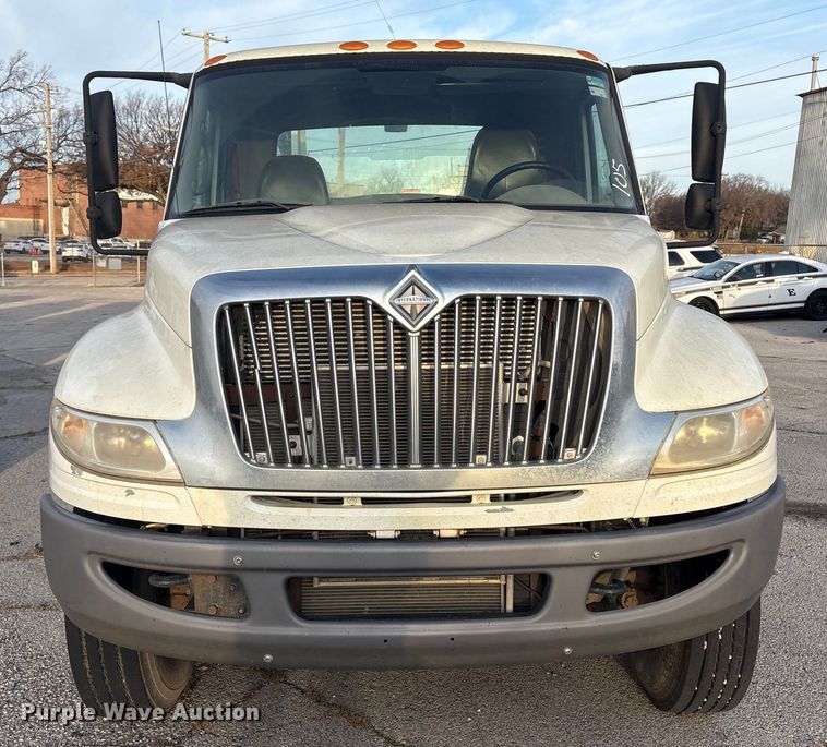 image for item FB8483 2010 International 7400 Service Truck