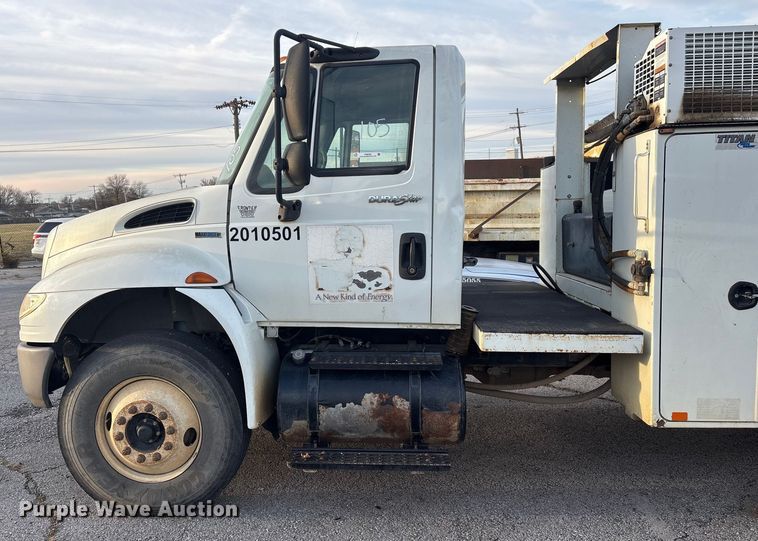 image for item FB8483 2010 International 7400 Service Truck